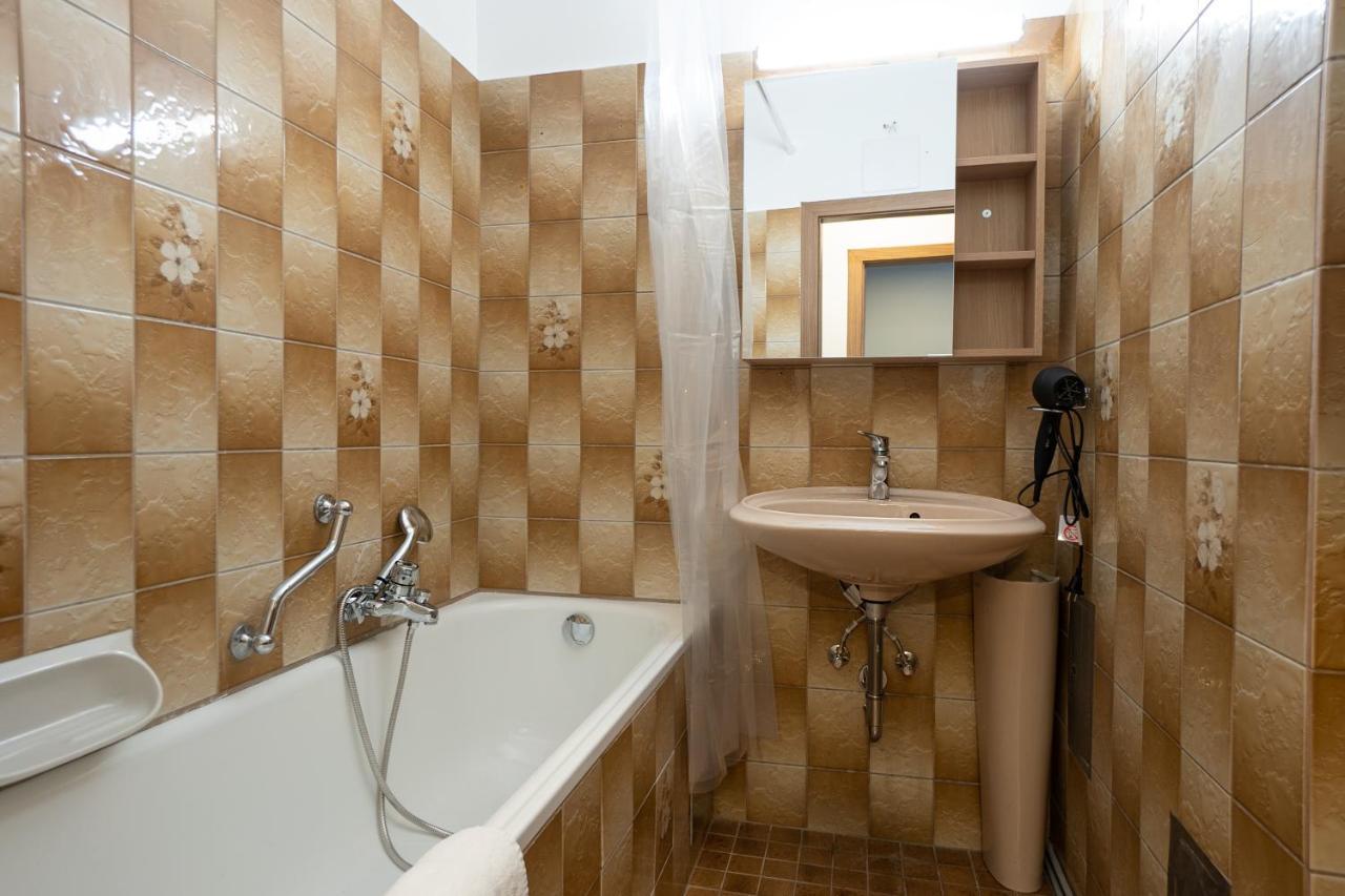 A Spacious 3-Bedroom Apartment With King-Size Beds Is Located Within 5 Minute'S Walk From The Prater Wenen Buitenkant foto